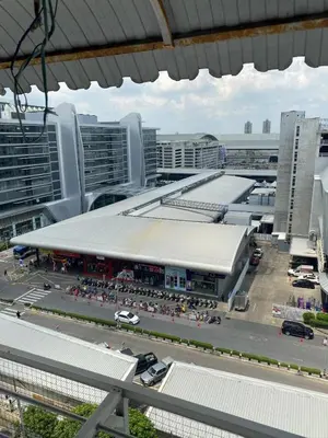 an overhead view of a building with a parking lot at ไอริน ห้องพักรายวัน 2 in Thung Si Kan