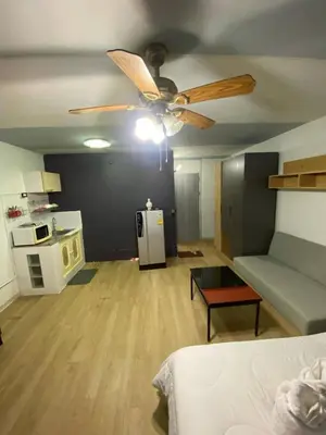 a living room with a ceiling fan and a couch at ไอริน ห้องพักรายวัน 2 in Thung Si Kan