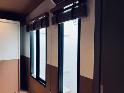 a room with two windows with blinds on them at Ekkamai\u4e09\u5367\u4e09\u536b\u5c0f\u522b\u5885\u72ec\u680b\u5e26\u505c\u8f66\u4f4d in Bangkok