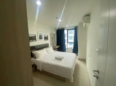 a small bedroom with a bed and a window at \u7d20\u5764\u903850\u5df7\u4e00\u623f\u4e00\u5385\u514d\u8d39Wi-Fi\u7b80\u5355\u5b89\u9759\u53ef\u505a\u996d\u4ea4\u901a\u65b9\u4fbf in Amphoe Phra Khanong