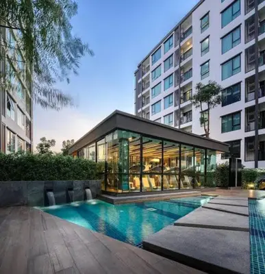 a building with a swimming pool in front of a building at \u7d20\u5764\u903850\u5df7\u4e00\u623f\u4e00\u5385\u514d\u8d39Wi-Fi\u7b80\u5355\u5b89\u9759\u53ef\u505a\u996d\u4ea4\u901a\u65b9\u4fbf in Amphoe Phra Khanong
