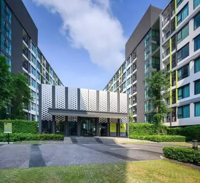 a largeartment building with a courtyard in front of it at \u7d20\u5764\u903850\u5df7\u4e00\u623f\u4e00\u5385\u514d\u8d39Wi-Fi\u7b80\u5355\u5b89\u9759\u53ef\u505a\u996d\u4ea4\u901a\u65b9\u4fbf in Amphoe Phra Khanong
