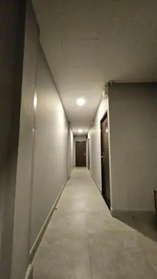 an empty hallway in an office building with a hallway at Smile Home โรงแรม ห้องพัก รายวัน รายเดือน in Ban Zong Katiam