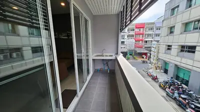 a view of a balcony of a building with motorcycles at Smile Home โรงแรม ห้องพัก รายวัน รายเดือน in Ban Zong Katiam