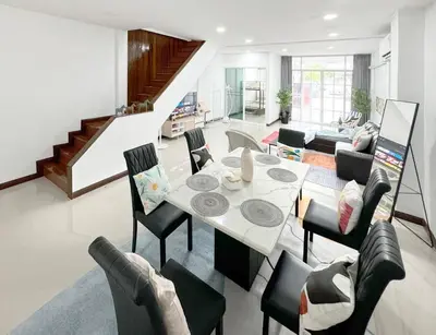 a living room with a table and chairs at MIQ HK611 Huai Khwang 4BR Jodd fair in Bangkok