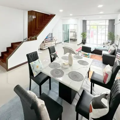 MIQ HK611 Huai Khwang 4BR Jodd fair