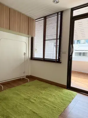 a living room with a green rug on the floor at Miq Asoke 5BR Sukhuvit15 in Makkasan