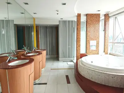 a bathroom with a row of sinks and a tub at City comfort appartment, Skytain Step 600 m, Erawan shrine in Bang Kapi