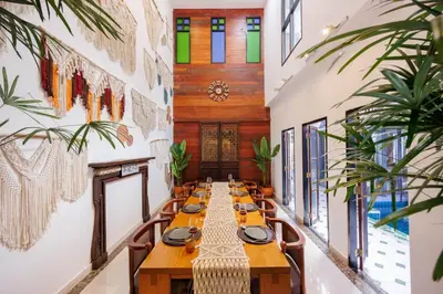 a long table in a room with plants at \u83f2\u65af\u4e4b\u57ce\u66fc\u8c371200\u5e73\u7687\u5bb6\u68ee\u7cfb\u6cf3\u6c60\u6d3e\u5bf9\u522b\u5885 in Bangkok