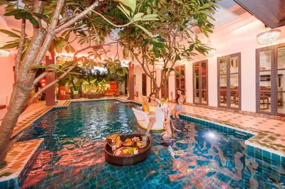 a group of people in a swimming pool at \u83f2\u65af\u4e4b\u57ce\u66fc\u8c371200\u5e73\u7687\u5bb6\u68ee\u7cfb\u6cf3\u6c60\u6d3e\u5bf9\u522b\u5885 in Bangkok