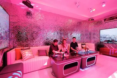 a group of people sitting in a room with a pink wall at \u83f2\u65af\u4e4b\u57ce\u66fc\u8c371200\u5e73\u7687\u5bb6\u68ee\u7cfb\u6cf3\u6c60\u6d3e\u5bf9\u522b\u5885 in Bangkok