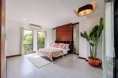 a bedroom with a bed and a potted plant at \u8fea\u5965\u82b1\u56ed\u66fc\u8c37\u661f\u7a7a\u6cf3\u6c60\u82b1\u56ed\u6d3e\u5bf9\u522b\u5885 in Bangkok