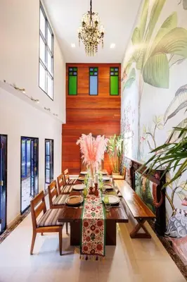 a dining room with a table and chairs and a chandelier at \u8fea\u5965\u82b1\u56ed\u66fc\u8c37\u661f\u7a7a\u6cf3\u6c60\u82b1\u56ed\u6d3e\u5bf9\u522b\u5885 in Bangkok