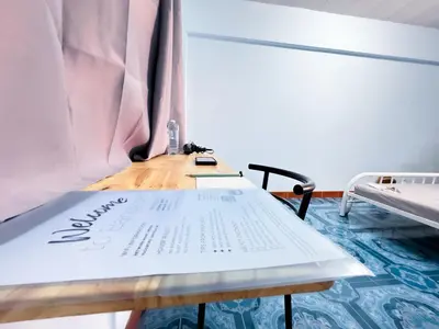 a table with a sign on it in a room at ฐิติพร อพาร์ทเมนต์ บางเขน in Tha Akatsayan Don Muang