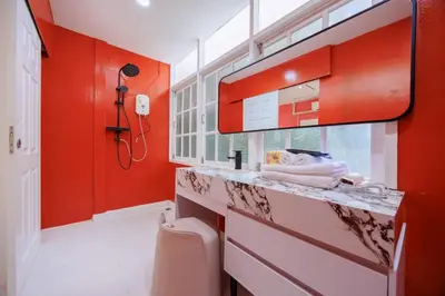 a bathroom with red walls and a sink and a toilet at Fira\u5e7d\u5883 \u66fc\u8c37\u72ec\u4e00\u65e0\u4e8c\u6c34\u7cfb\u5367\u5ba47\u53676\u536b\u6cf3\u6c60\u522b\u5885 in Bangkok