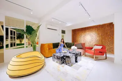a woman is standing in a living room at Fira\u5e7d\u5883 \u66fc\u8c37\u72ec\u4e00\u65e0\u4e8c\u6c34\u7cfb\u5367\u5ba47\u53676\u536b\u6cf3\u6c60\u522b\u5885 in Bangkok