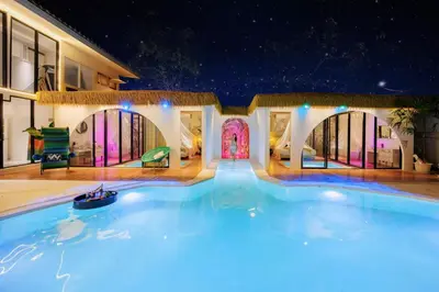 a large swimming pool in a house at night at Fira\u5e7d\u5883 \u66fc\u8c37\u72ec\u4e00\u65e0\u4e8c\u6c34\u7cfb\u5367\u5ba47\u53676\u536b\u6cf3\u6c60\u522b\u5885 in Bangkok