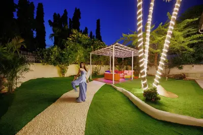 a woman is standing in the middle of a garden at Fira\u5e7d\u5883 \u66fc\u8c37\u72ec\u4e00\u65e0\u4e8c\u6c34\u7cfb\u5367\u5ba47\u53676\u536b\u6cf3\u6c60\u522b\u5885 in Bangkok
