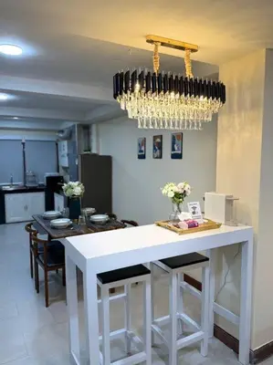 a kitchen with a white table with chairs and a chandelier at 10MIN \u66fc\u8c37\u72ec\u680bChatuchack,Kasetsart\u7cbe\u54c1\u522b\u5885 MYSTORY HOUSE in Bangkok