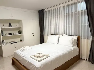 a bedroom with a bed with white sheets and a window at 10MIN \u66fc\u8c37\u72ec\u680bChatuchack,Kasetsart\u7cbe\u54c1\u522b\u5885 MYSTORY HOUSE in Bangkok