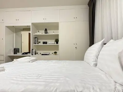 a white bedroom with a large white bed at 10MIN \u66fc\u8c37\u72ec\u680bChatuchack,Kasetsart\u7cbe\u54c1\u522b\u5885 MYSTORY HOUSE in Bangkok