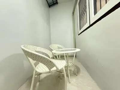 two chairs and a table in a room at 10MIN \u66fc\u8c37\u72ec\u680bChatuchack,Kasetsart\u7cbe\u54c1\u522b\u5885 MYSTORY HOUSE in Bangkok