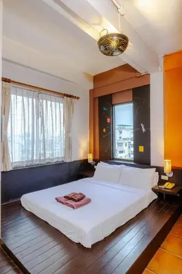 a bedroom with a large white bed in a room at Collection O Diamond House Khaosan in Bangkok