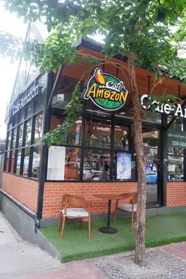 a restaurant with a bench in front of it at Oskar's House in Bangkok