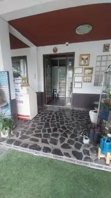 a front door of a house with a stone floor at ที่พักนักเดินทาง ภู่ระหงษ์ in Bangkok