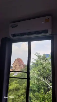 a window on a train looking out at a house at ที่พักนักเดินทาง ภู่ระหงษ์ in Bangkok