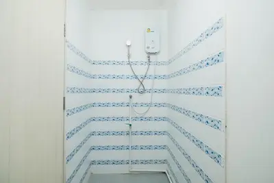 a bathroom with blue tiles on the wall at GO INN Bangkok Rama3 โกอินน์ พระราม3 in Bangkok