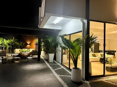 a living room with potted plants in a building at \u66fc\u8c37\u5e02\u4e2d\u5fc3\u7d20\u5764\u9038\u56db\u5367\u522b\u5885---\u725b\u4ed4\u8857\u9644\u8fd1 in Bangkok