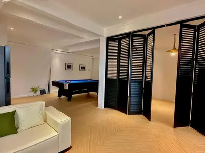 a living room with a pool table and a couch at \u66fc\u8c37\u5e02\u4e2d\u5fc3\u7d20\u5764\u9038\u56db\u5367\u522b\u5885---\u725b\u4ed4\u8857\u9644\u8fd1 in Bangkok