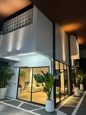 a building with a potted plant in front of it at \u66fc\u8c37\u5e02\u4e2d\u5fc3\u7d20\u5764\u9038\u56db\u5367\u522b\u5885---\u725b\u4ed4\u8857\u9644\u8fd1 in Bangkok
