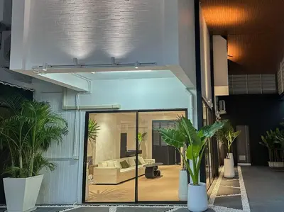 a room with a couch in a building with plants at \u66fc\u8c37\u5e02\u4e2d\u5fc3\u7d20\u5764\u9038\u56db\u5367\u522b\u5885---\u725b\u4ed4\u8857\u9644\u8fd1 in Bangkok