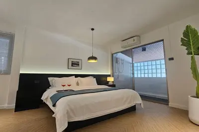 a bedroom with a large bed with two glasses on it at \u66fc\u8c37\u5e02\u4e2d\u5fc3\u7d20\u5764\u9038\u56db\u5367\u522b\u5885---\u725b\u4ed4\u8857\u9644\u8fd1 in Bangkok