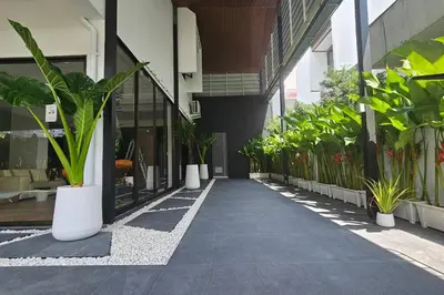 a hallway with potted plants on the side of a building at \u66fc\u8c37\u5e02\u4e2d\u5fc3\u7d20\u5764\u9038\u56db\u5367\u522b\u5885---\u725b\u4ed4\u8857\u9644\u8fd1 in Bangkok
