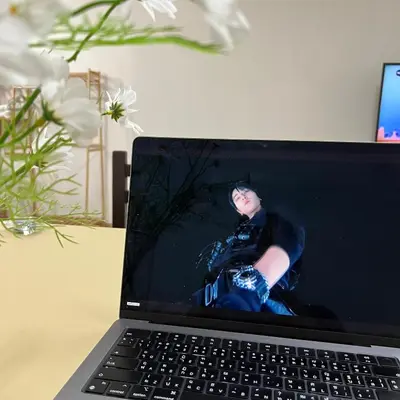 a laptop computer with a picture of a woman on the screen at Happy Daisy ห้องพัก เมืองทองธานี in Nonthaburi