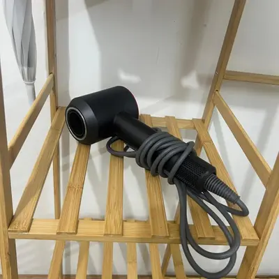 a black flashlight in a wooden holder at Happy Daisy ห้องพัก เมืองทองธานี in Nonthaburi
