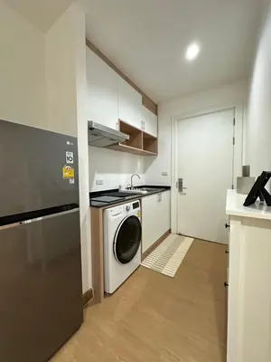 a kitchen with a washing machine and a washer at 6th Avenue Sukhumvit BKK 308 BTS Asoke & Nana MRT Sukhumvit in Bang Kapi