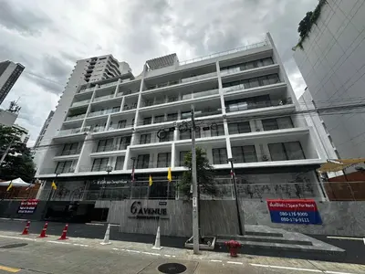 a large white building on the side of a street at 6th Avenue Sukhumvit BKK 308 BTS Asoke & Nana MRT Sukhumvit in Bang Kapi