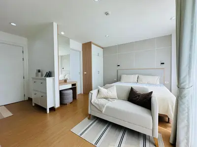 a bedroom with a large white bed and a bathroom at 6th Avenue Sukhumvit BKK 308 BTS Asoke & Nana MRT Sukhumvit in Bang Kapi