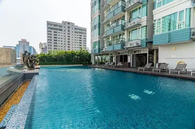 a swimming pool in the middle of a building at Thonglor Area 1 bedroom Check in 24h Fast WiFi 98 in Bangkok