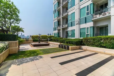 a courtyard of a building with a statue in it at Thonglor Area 1 bedroom Check in 24h Fast WiFi 98 in Bangkok