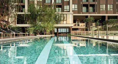a large swimming pool in front of a building at \ub77c\uc2fc\ucf58\ub3c4 in Bangna