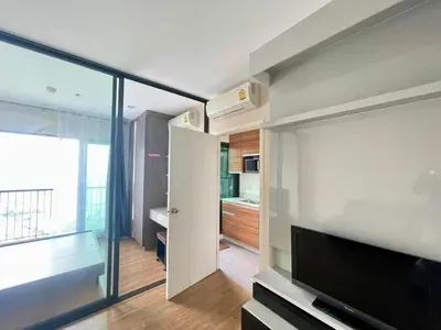 a living room with a television and a kitchen at the Tree Rio Bang-Aor in Bang O
