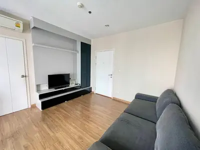 a living room with a couch and a flat screen tv at the Tree Rio Bang-Aor in Bang O