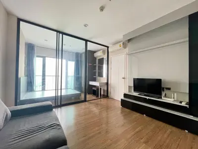 a living room with a couch and a television at the Tree Rio Bang-Aor in Bang O