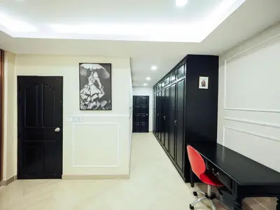 a office with a black desk and a red chair at Oliver's House KS in Ban Yang