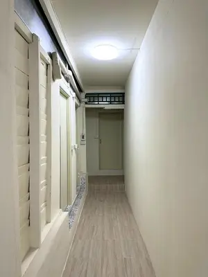 an empty hallway with a door and a hallwayngth at Atlas Hostel Khaosan in Bangkok